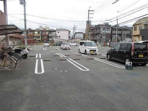 ジュネス田中の駐車場