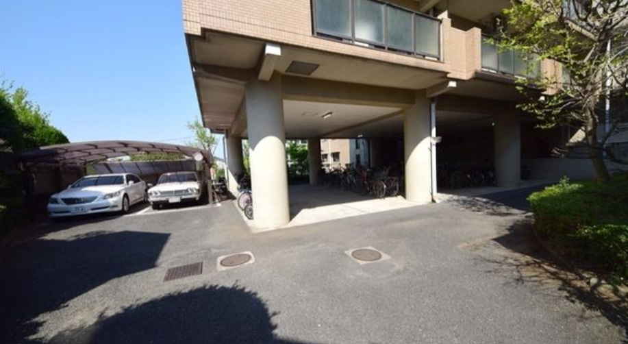 シャトーサンハイムの駐車場