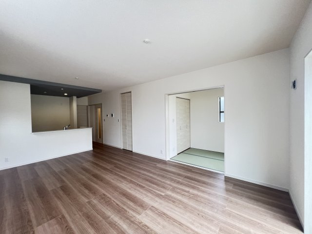 広陵町大野6期　全5棟の居間・リビング|LDK18帖　3帖の和室続きで広々としています。
