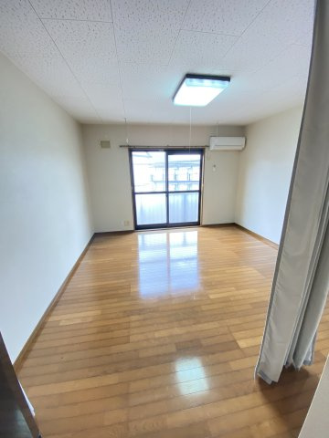 チェリーヒルズ宮崎の居間・リビング