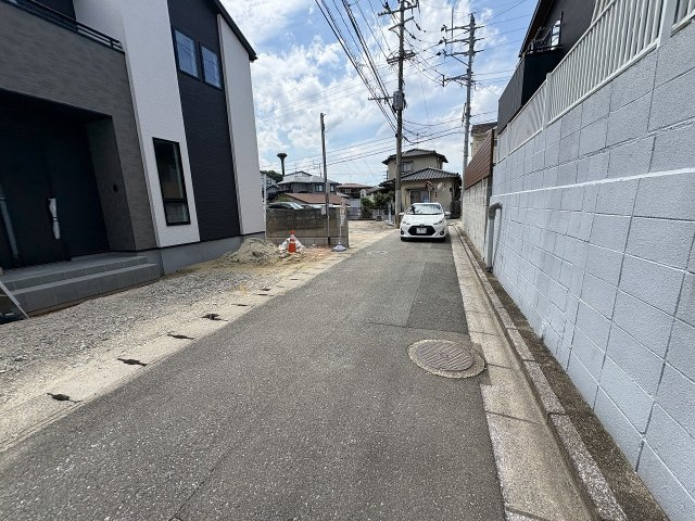 【その他】 | 春日市弥生4丁目2期　1号棟（全1棟）【仲介手数料無料・0円】 | 現地写真。前面道路です。