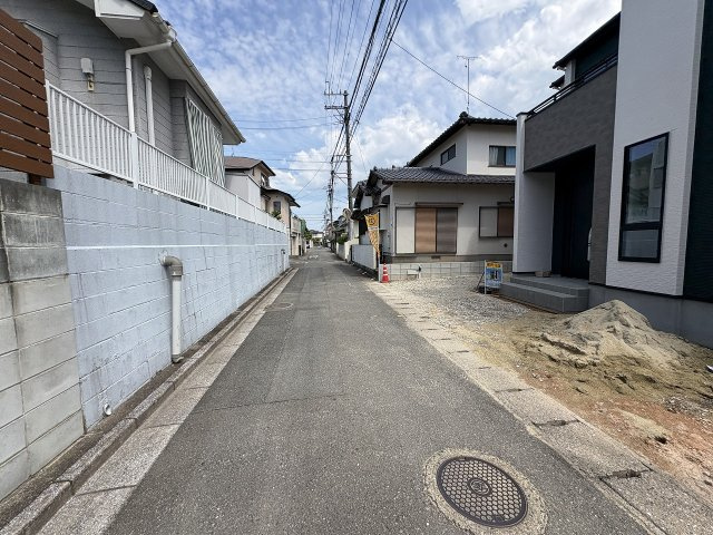 【その他】 | 春日市弥生4丁目2期　1号棟（全1棟）【仲介手数料無料・0円】 | 現地写真。前面道路です。