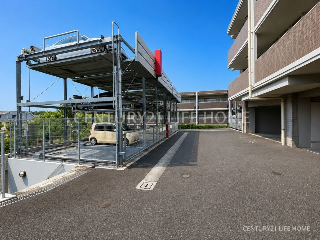 【駐車場】 | リステージパルティエミリュー | 敷地内には機械式駐車場を備え、雨風から愛車を守りやすい環境です