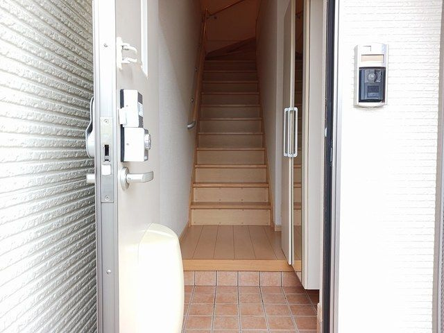カ－サ・アバンツァ－ト　３号館の玄関