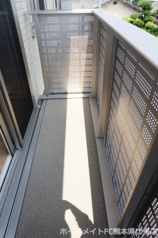 熊本市東区沼山津２丁目のアパートのバルコニー