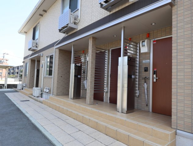 熊本市東区沼山津２丁目のアパートのエントランス