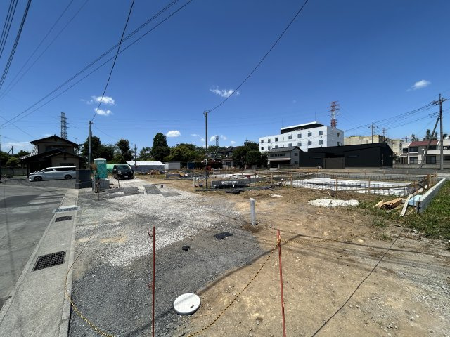 新築　伊勢崎市曲沢町第５　クレイドルガーデン　4号棟　の前面道路含む現地写真|現地写真　東側接道幅員約4ｍ　