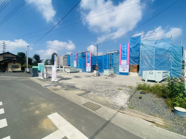 新築　伊勢崎市曲沢町第５　クレイドルガーデン　4号棟　の前面道路含む現地写真|現地写真　東側接道幅員約4ｍ　