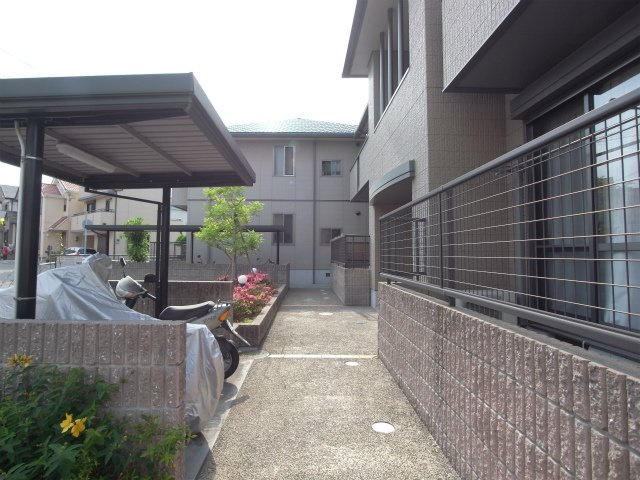 サンシャインヒルズB棟のエントランス
