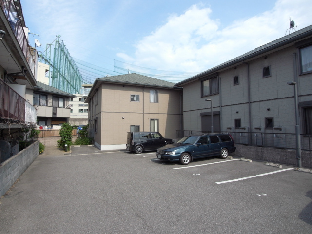 サンシャインヒルズB棟の駐車場