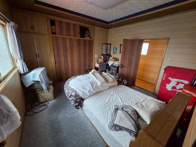 若草町　中古住宅の洋室|2階　洋室（階段奥）