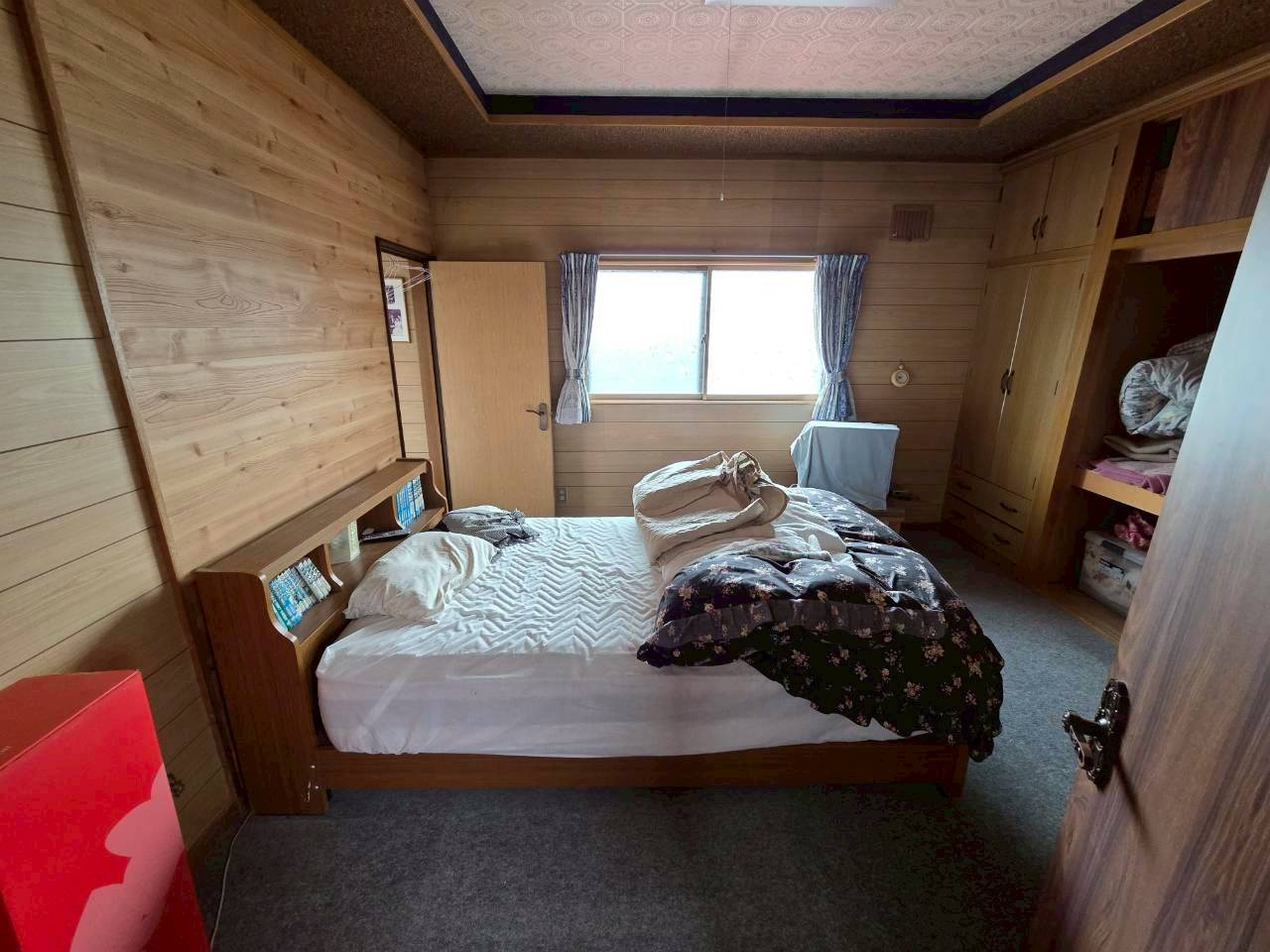 若草町　中古住宅の洋室|2階　洋室（階段奥）