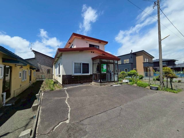 若草町　中古住宅の駐車場