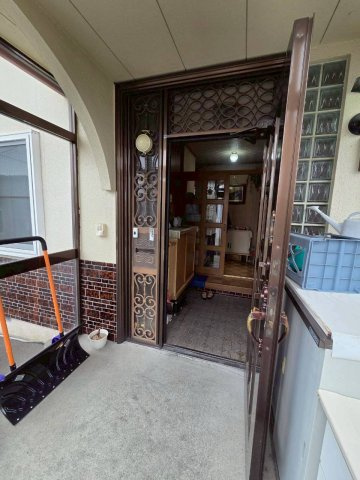 若草町　中古住宅の玄関