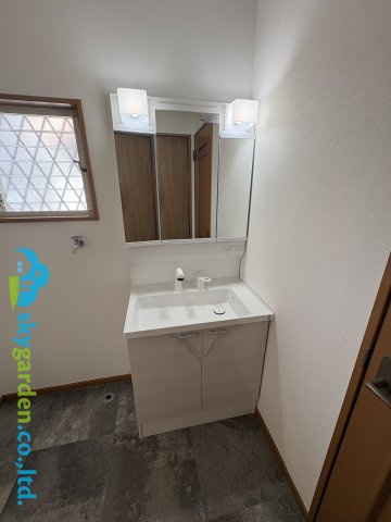 秦野市渋沢　中古戸建の独立洗面台|新品の三面鏡付き洗面化粧台