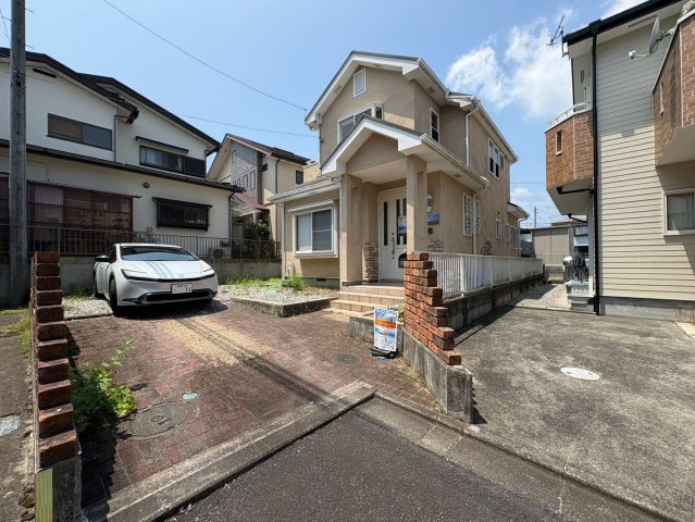 秦野市渋沢　中古戸建の前面道路含む現地写真