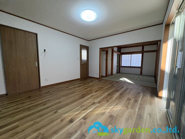 秦野市渋沢　中古戸建の居間・リビング|南向きのリビングダイニング