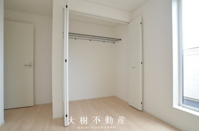 【洋室】 | 座間市栗原中央１丁目　新築戸建て　全１棟【仲介手数料無料】 | 2階　洋室1（7.5帖）クローゼット