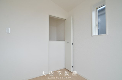 【洋室】 | 座間市栗原中央１丁目　新築戸建て　全１棟【仲介手数料無料】 | 2階　洋室2（5.2帖）クローゼット