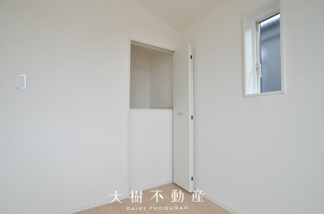 【洋室】 | 座間市栗原中央１丁目　新築戸建て　全１棟【仲介手数料無料】 | 2階　洋室2（5.2帖）クローゼット