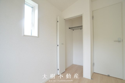 【洋室】 | 座間市栗原中央１丁目　新築戸建て　全１棟【仲介手数料無料】 | 2階　洋室3（5.3帖）クローゼット