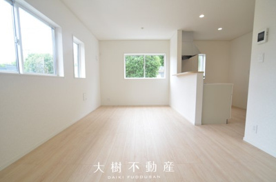 【居間・リビング】 | 座間市栗原中央１丁目　新築戸建て　全１棟【仲介手数料無料】