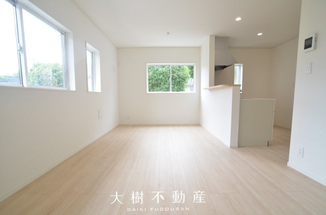【居間・リビング】 | 座間市栗原中央１丁目　新築戸建て　全１棟【仲介手数料無料】