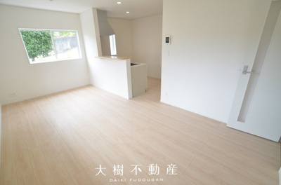 【居間・リビング】 | 座間市栗原中央１丁目　新築戸建て　全１棟【仲介手数料無料】