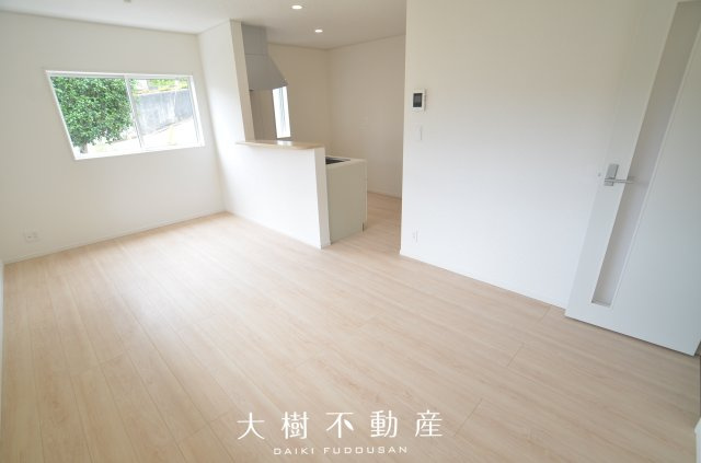 【居間・リビング】 | 座間市栗原中央１丁目　新築戸建て　全１棟【仲介手数料無料】