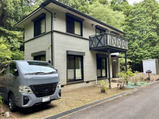 伊豆の国市　伊豆エメラルドタウン別荘地の前面道路含む現地写真
