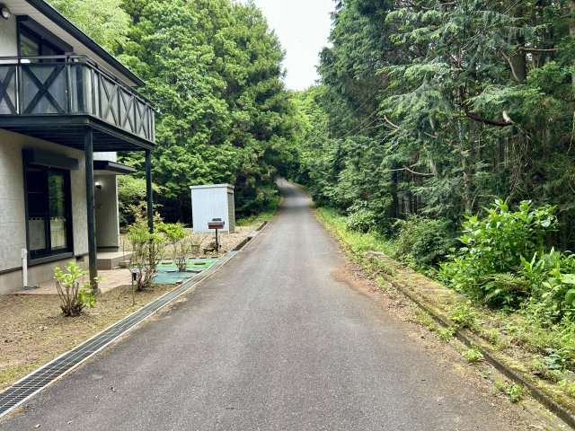 伊豆の国市　伊豆エメラルドタウンの前面道路含む現地写真