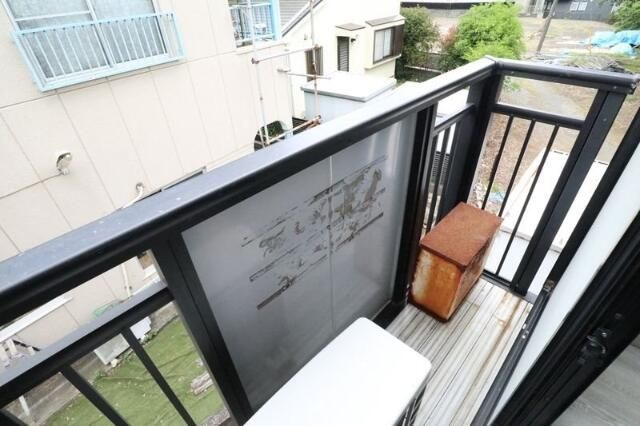 横浜市保土ケ谷区東川島町のアパートのバルコニー