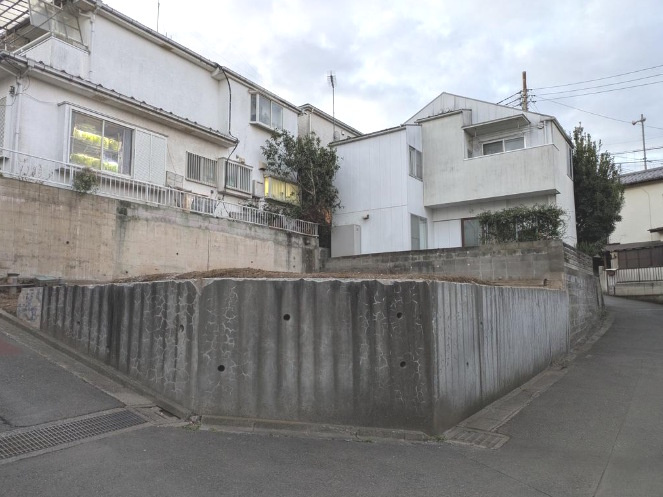 敷地面積30.3坪　売地　富士見市渡戸の前面道路含む現地写真|2方向角地！北東側4.2ｍ、北西側5.6ｍ
前面道路より約２ｍ高台で、開放感ある立地です♪