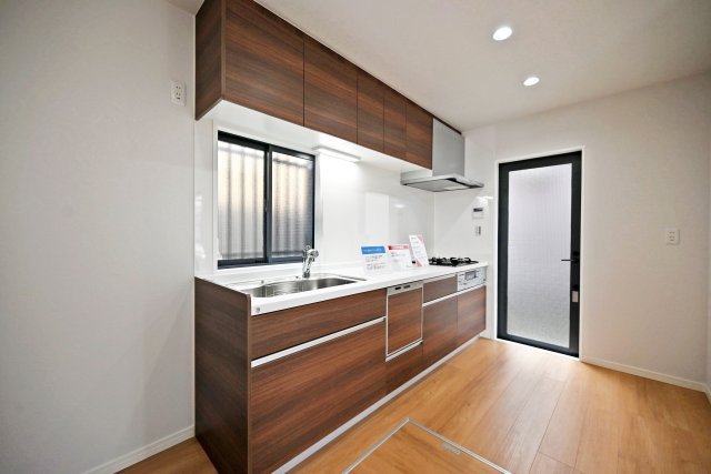 宝塚市山本南2丁目中古戸建│3LDK＋駐車1台可のキッチン|豊富な収納スペースを確保したシステムキッチン。調理器具や食器、食品ストックなどをすっきり整理できるため、キッチンを広々と快適にお使いいただけます。毎日の料理が楽しくなる機能的な空間です。