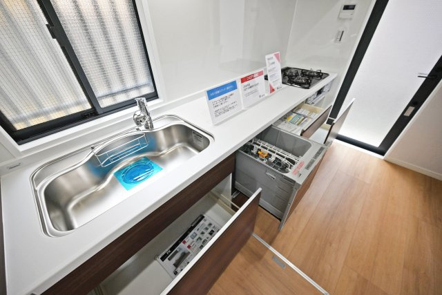 宝塚市山本南2丁目中古戸建│3LDK＋駐車1台可のキッチン|ゆとりあるのシンクを採用し、調理から後片付けまでスムーズに行える快適なキッチン空間を実現。機能性と使いやすさを兼ね備えた仕様です。