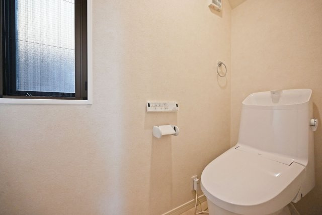 宝塚市山本南2丁目中古戸建│3LDK＋駐車1台可のトイレ|温水洗浄便座付きトイレを1階・2階のそれぞれに設置。快適性と利便性を兼ね備えた仕様です。