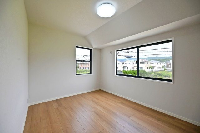 宝塚市山本南2丁目中古戸建│3LDK＋駐車1台可の洋室|全居室をフローリングで統一した、明るく清潔感のある住空間です。ホコリが溜まりにくくお手入れもしやすいため、快適な室内環境を保ちやすいのも魅力。インテリアのコーディネートも楽しめます。