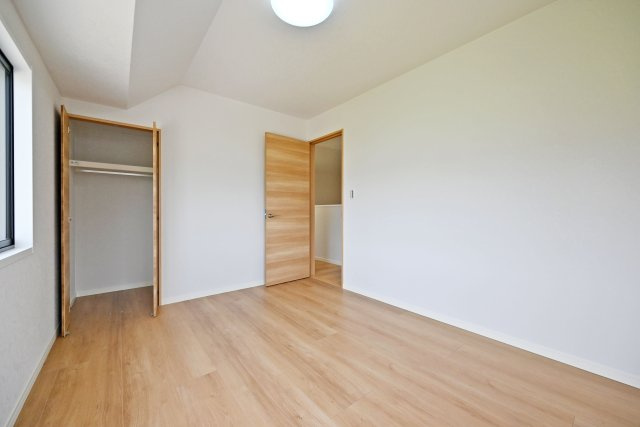 宝塚市山本南2丁目中古戸建│3LDK＋駐車1台可の収納|ベッドや収納家具を無理なく配置できるゆとりある広さの居室です。家具を配置した後も生活スペースをしっかり確保できるため、快適にお過ごしいただけます。
