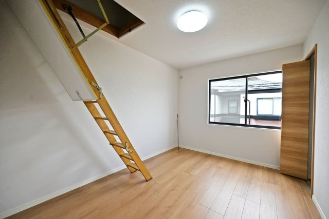 宝塚市山本南2丁目中古戸建│3LDK＋駐車1台可の子供部屋|収納に便利なロフトを備えた居室です。普段使わない荷物をまとめて収納でき、お部屋をすっきりと保つことができます。