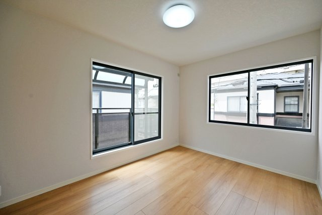 宝塚市山本南2丁目中古戸建│3LDK＋駐車1台可の寝室|バルコニーに面しているため採光良好。心地よい陽射しを感じながらお過ごしいただけます。