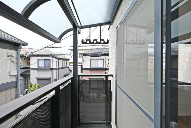宝塚市山本南2丁目中古戸建│3LDK＋駐車1台可のバルコニー|屋根付きで使い勝手の良いバルコニーです。強い日差しを和らげるだけでなく、急な雨にも対応しやすいため、洗濯物干しスペースとしても重宝します。毎日の家事を快適にサポートしてくれる便利な空間です。