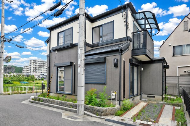 宝塚市山本南2丁目中古戸建│3LDK＋駐車1台可の外観|周辺にはスーパーやドラッグストア、コンビニなどの買い物施設が充実しており、毎日のお買い物も快適です。日々の暮らしを便利にサポートしてくれる住みやすい住環境が整っています。