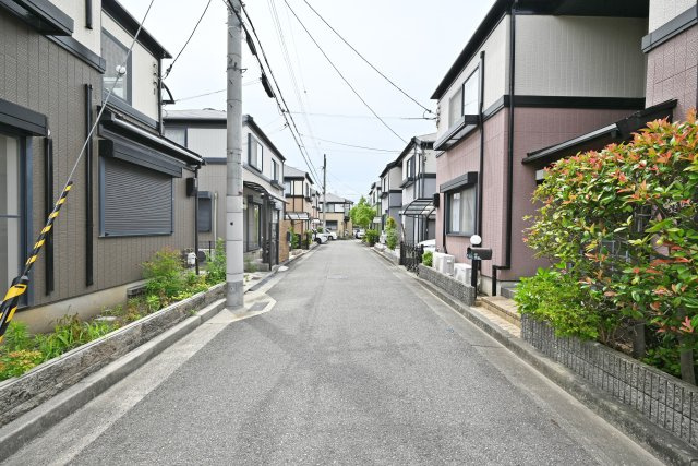 宝塚市山本南2丁目中古戸建│3LDK＋駐車1台可の周辺|閑静な住宅街に位置し、落ち着いた街並みが広がる住み心地の良い住環境です。周辺にはスーパーやドラッグストア、コンビニなどの生活利便施設が揃っており、利便性と住環境のバランスが取れた立地です。