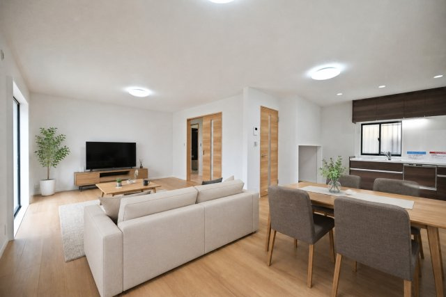 宝塚市山本南2丁目中古戸建│3LDK＋駐車1台可の居間・リビング|ダイニングテーブルとソファセットを配置しても十分なゆとりがあり、お友達を招いても快適に過ごせる心地よい住空間となっています。※家具・小物はCGによるイメージです。実際には設置されておりません。