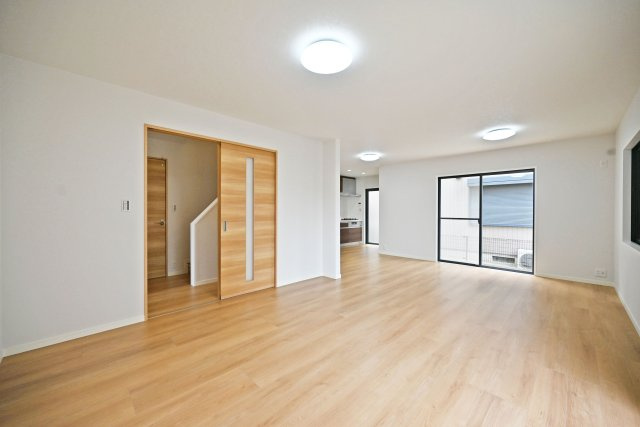 宝塚市山本南2丁目中古戸建│3LDK＋駐車1台可の居間・リビング|壁面を活かした家具配置がしやすく、収納家具を設置しても居住スペースをしっかり確保できます。お部屋の中央を広々と使えるため開放感があり、ライフスタイルに合わせた自由なレイアウトが可能。