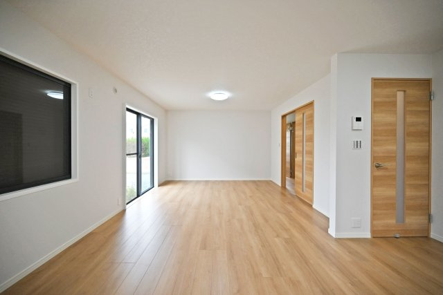 宝塚市山本南2丁目中古戸建│3LDK＋駐車1台可のダイニング|ゆとりある広さのLDKは、ご家族が自然と集まる心地よい空間。食事や会話を楽しみながら、ゆったりとした団らんの時間をお過ごしいただけます。
