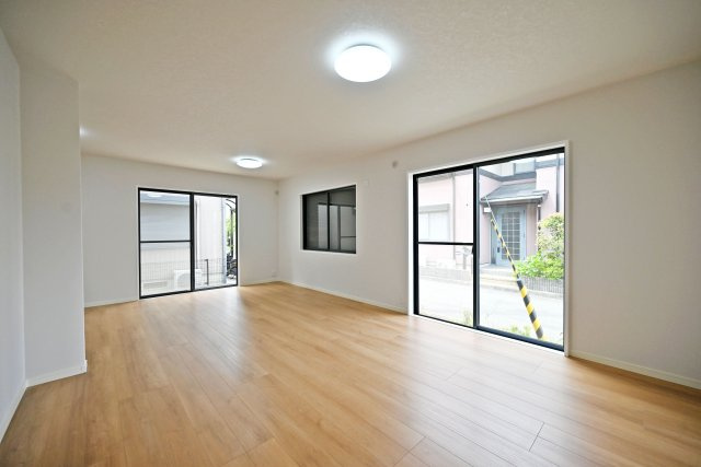 宝塚市山本南2丁目中古戸建│3LDK＋駐車1台可の居間・リビング|3面採光を確保したリビング・ダイニングは、陽光と風をたっぷり取り込める開放感あふれる空間です。明るく居心地の良い室内は、ご家族が自然と集まり、ゆったりとした団らんの時間をお楽しみいただけます。