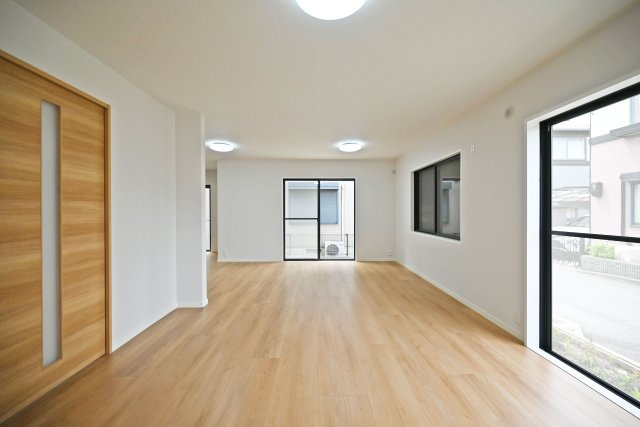 宝塚市山本南2丁目中古戸建│3LDK＋駐車1台可の居間・リビング|採光・通風ともに良好で、明るく開放感のある住空間。たっぷりの陽光が差し込み、爽やかな風を感じながら心地よい時間をお過ごしいただけます。