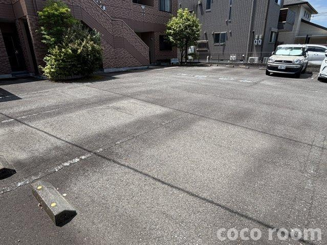 グランチェスタＭの駐車場