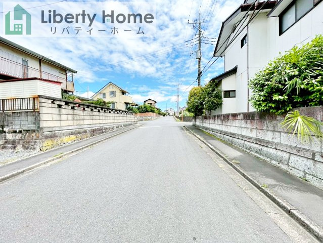 茨城町長岡　中古戸建の前面道路含む現地写真